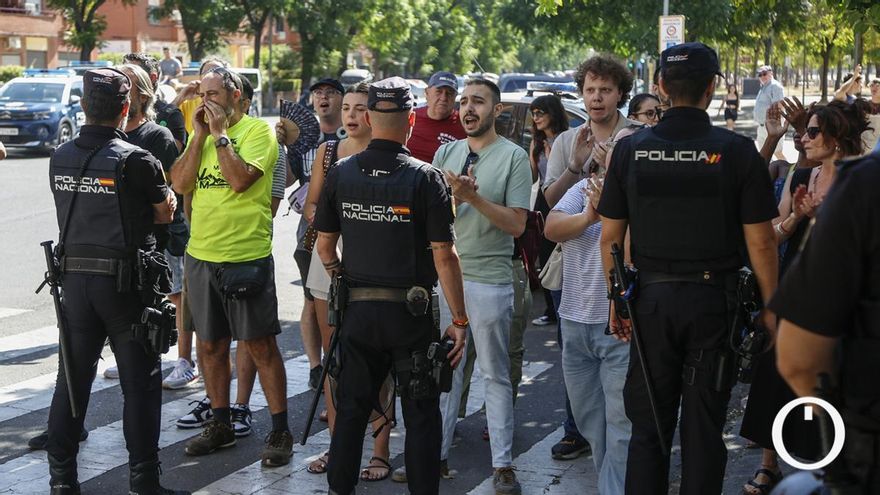 “Fuera racistas de nuestros barrios”: un acto de Vox, opacado por las protestas vecinales