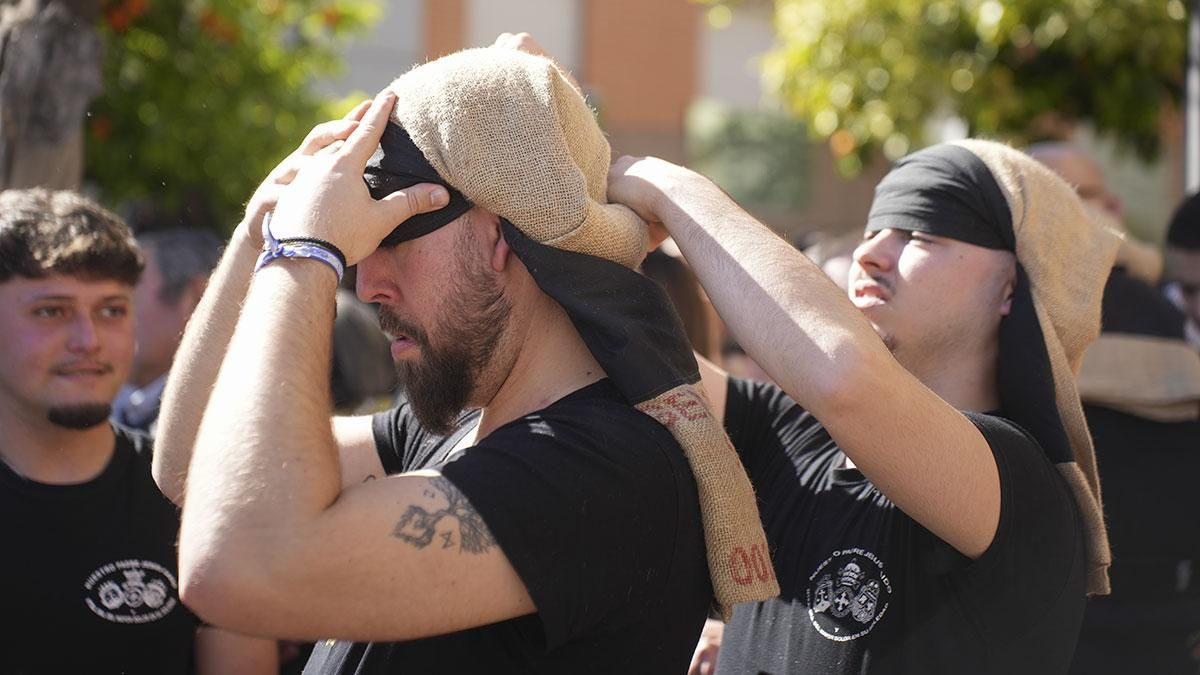 La procesión de la Hermandad del Caído, en imágenes