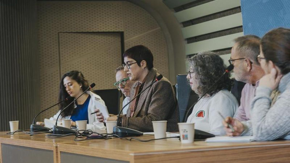 La directora de elDiario.es Región de Murcia, Elisa Reche, junto a los participantes en la mesa redonda