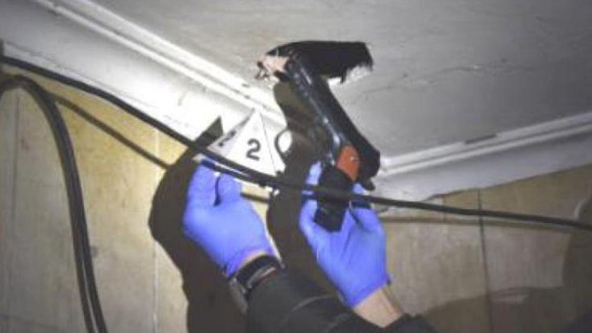 Pistola de aire comprimido oculta en el techo de la vivienda del detenido
