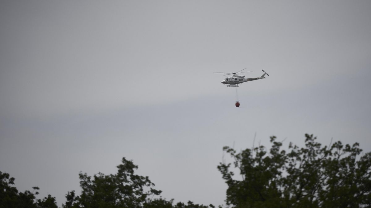 Archivo - Imagen de archivo de un helicóptero en labores de extinción de incendios.