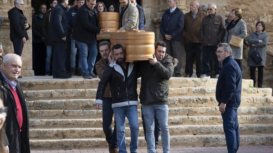 Los féretros de las niñas de 9 y 11 años asesinadas el jueves por su madre, una agente de la Guardia Civil que después de suicidó, son portados a hombros a su salida de la Parroquia de San Marcos de Quintanar del Rey donde este sábado se ha celebrado el funeral en su memoria. EFE/ José Del Olmo