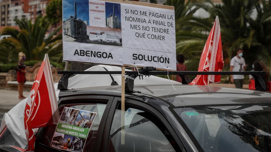 Decenas de trabajadores de Abengoa se concentran ante la sede de Sepi