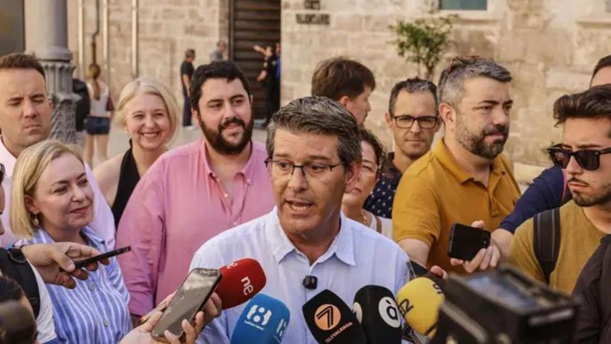 El alcalde de Ontinyent, Jorge Rodríguez, atiende a los medios de comunicación durante una recogida de firmas de la ILP