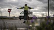 Un guardia civil en un control en el kilómetro 38 de la A2.