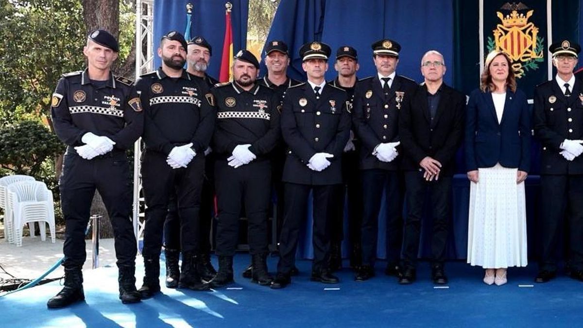 Los agentes de la Policía Local de València reconocidos por los rescates de la dana junto a la alcaldesa, María José Catalá.