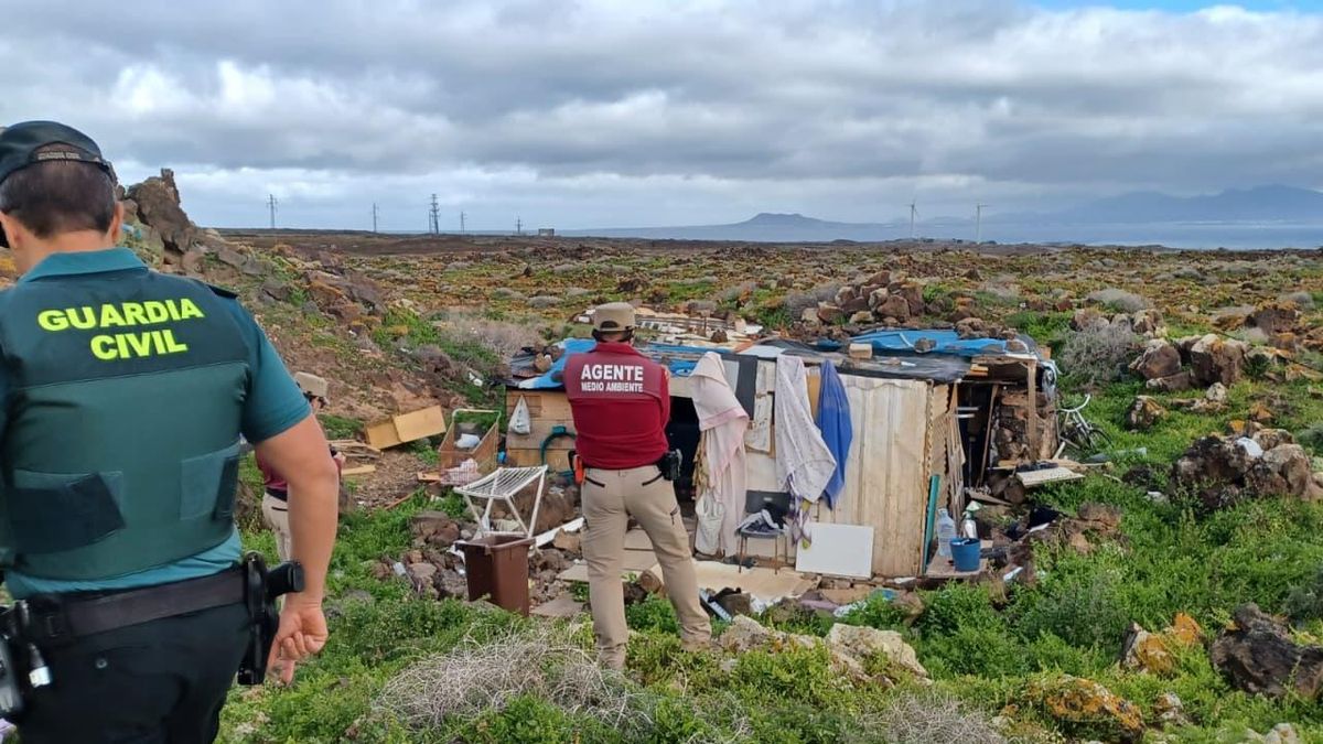 Agentes, junto a una de las viviendas denunciadas en Fuerteventura.