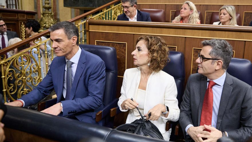 El presidente del Gobierno, Pedro Sánchez; la vicepresidenta primera , María Jesús Montero y el ministro para la Presidencia, Félix Bolaños, durante una sesión de control al Gobierno, en el Congreso de los Diputados, a 18 de junio de 2025, en Madrid