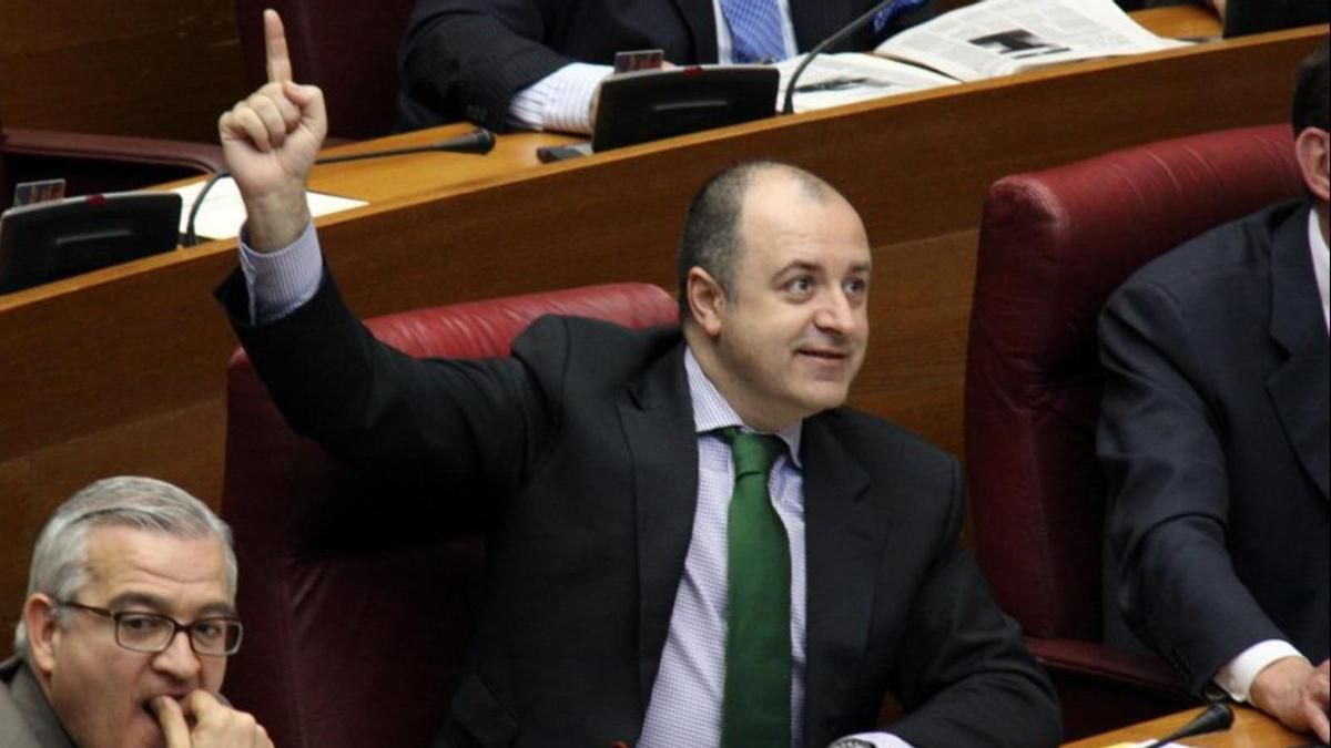 David Serra, en un pleno de las Corts Valencianes.