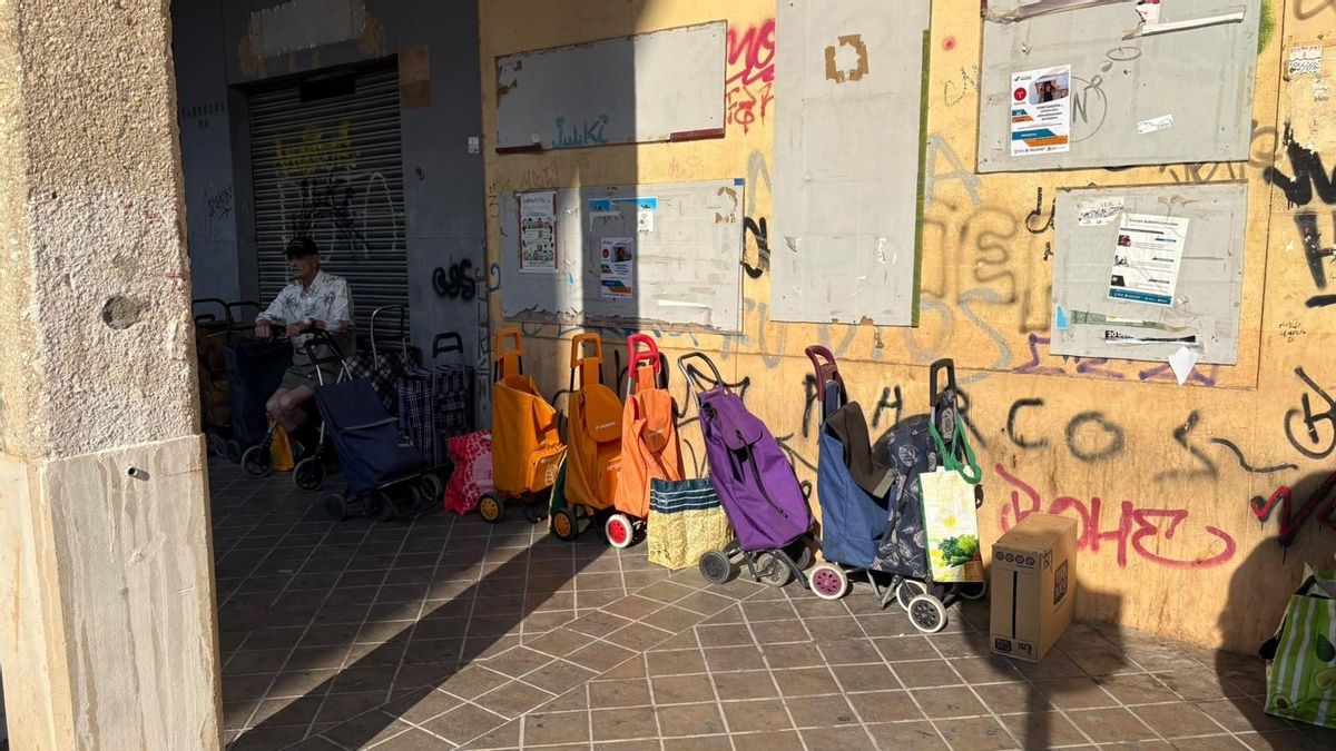 Espera previa a la entrada al supermercado.