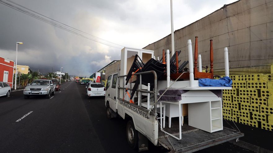 Las autoridades han ordenado la evacuación de diversas zonas de Los Llanos de Aridane ante la previsión de avance de la colada de lava que discurre más al noroeste, y su proximidad a la zona límite del perímetro ya evacuado. En la imagen, una furgoneta con enseres en la localidad de La Laguna. EFE/ Elvira Urquijo A.