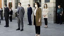 El vicepresidente de la Comunidad, Ignacio Aguado (4d); la consejera de Medio Ambiente, Paloma Martín (1d); y la Presidenta, Isabel Díaz Ayuso (2d), entre otros cargos del Gobierno de Madrid, guardan un minuto de silencio en memoria por los fallecidos por el COVID-19 en la sede de la Comunidad de Madrid.