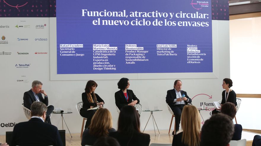 Rafael Escudero, secretario General de Consumo y Juego, María Luisa Martínez Muneta, catedrática de la UPM, Ingeniería Industrial. Escuela Técnica Superior de Ingeniería Industrial de la UPM, Dolores Monterrubio. Product Manager de Packaging y responsable de Sostenibilidad en Antalis, José Luis Velilla, director de marketing de Tetra Pak Iberia y Cristina Bolinches, periodista de elDiario.es.