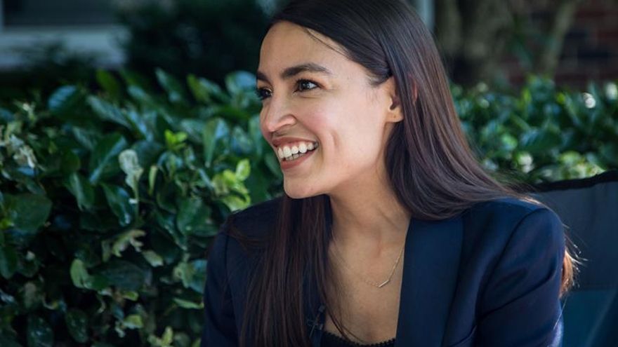 La congresista demócrata por Nueva York Alexandria Ocasio-Cortez fue registrada el pasado domingo, durante un entrevista con Efe, en Queens (Nueva York, EE.UU.).
