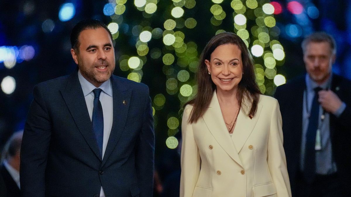 Corina Machado en Oslo, junto al presidente del Parlamento noruego, Masud Gharahkhani.