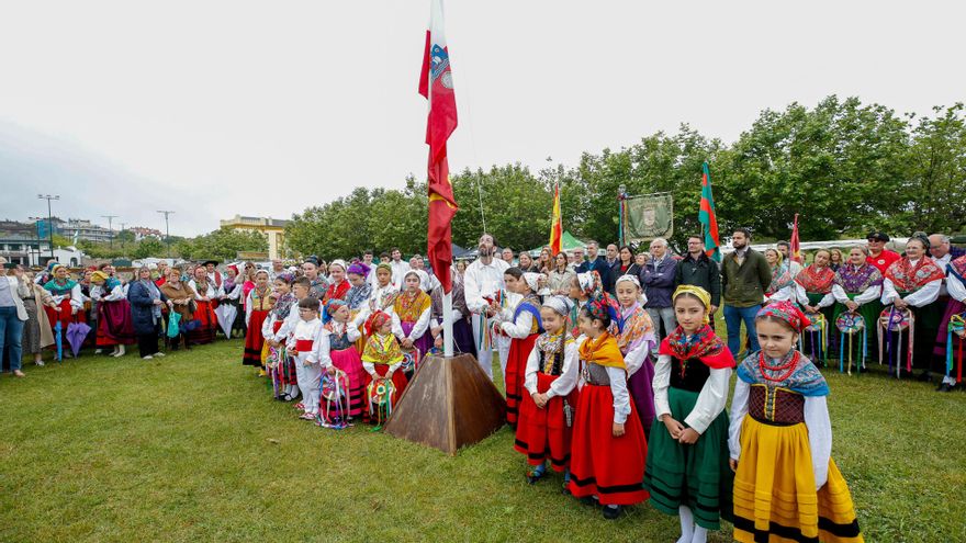 Izado de la bandera en el 47 Día Infantil de Cantabria