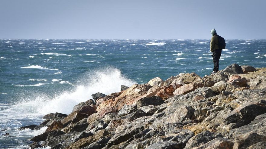 Una persona observa las olas en la playa de San Miguel en Almería