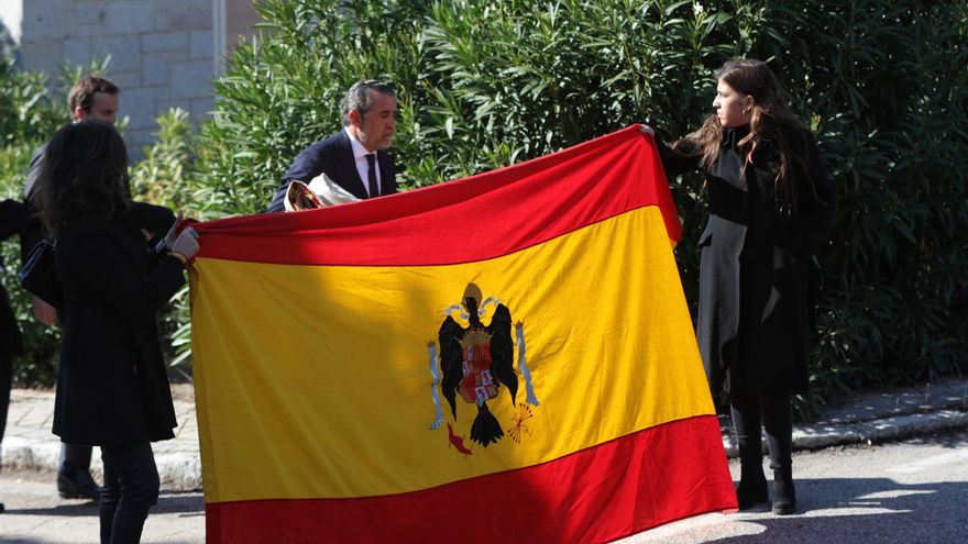 Archivo - El nieto de Francisco Franco, Jaime Felipe Martínez-Bordiú y Franco, y otros familiares del dictador, reciben con una bandera a los restos del caudillo en el cementerio de El Pardo-Mingorrubio, donde será inhumado, en El Pardo (Madrid, España),