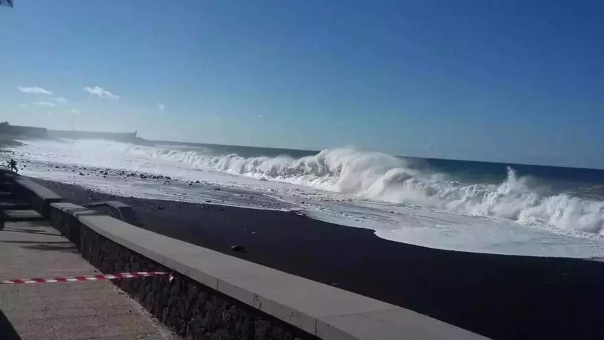 Aviso amarillo en el oeste de La Palma por olas de 4 metros