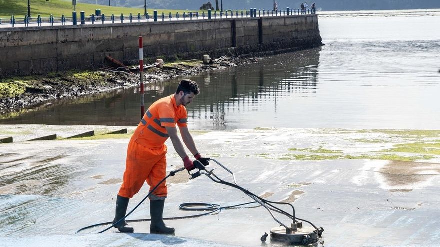 Camargo pone a punto la playa de Punta Parayas de cara a la temporada estival