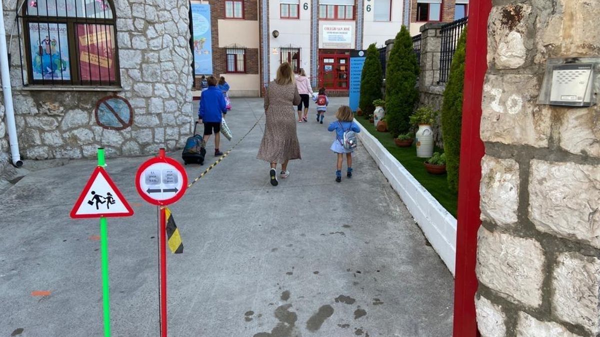 Entrada escalonada y señalizada en un colegio