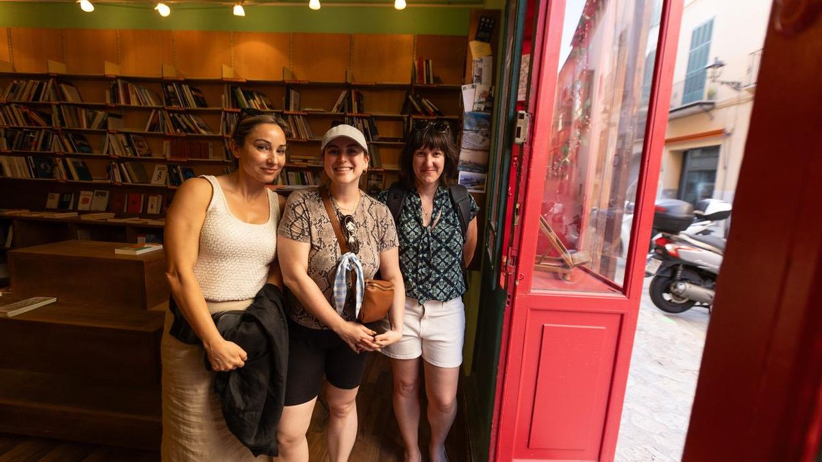 Teresa, Samantha i Elena, tres turistes que coneixen Literanta just abans que la llibreria tanqui.