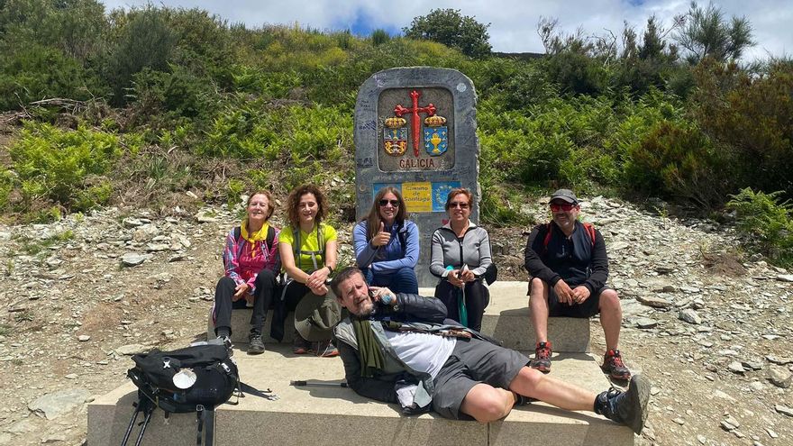 La delegada territorial en León, Ester Muñoz, dando el OK en la frontera con Galicia. // JCYL