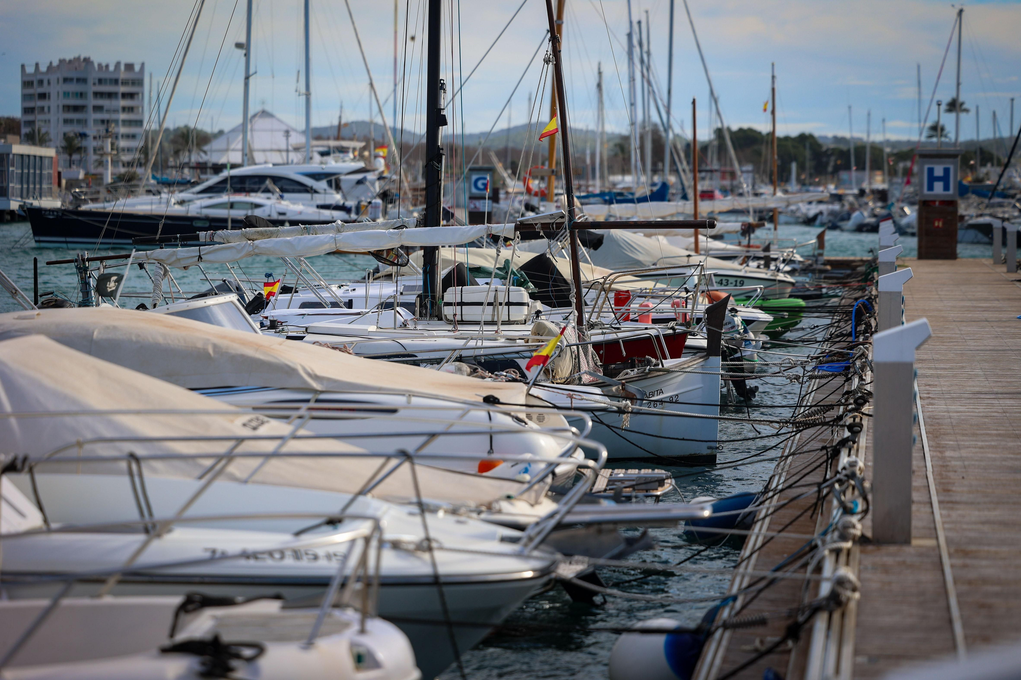 Una de las pasarelas de amarre del puerto de Sant Antoni, uno de los tres que hay en Eivissa