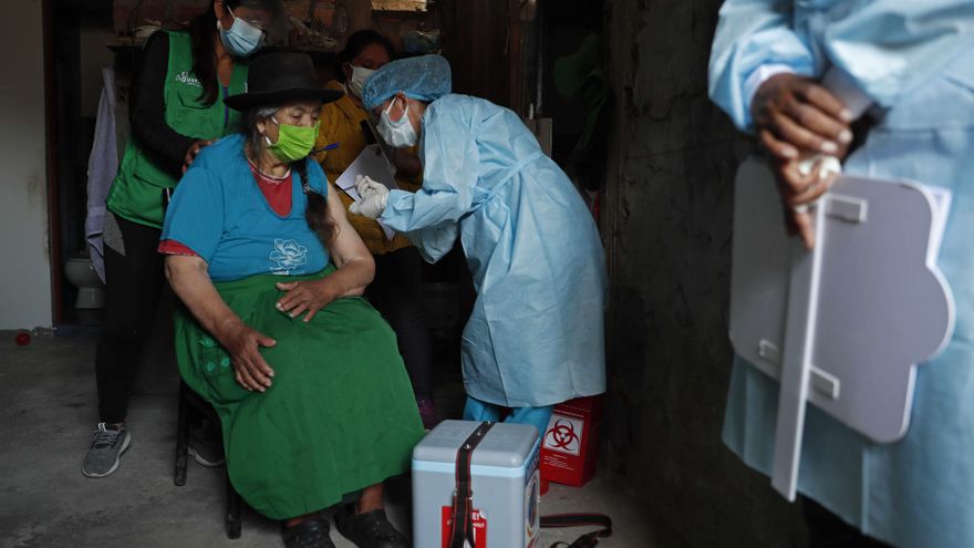 Fotografía de archivo en la que se registró a una adulta mayor al ser vacunada contra la covid-19, en Lima (Perú). EFE/Paolo Aguilar