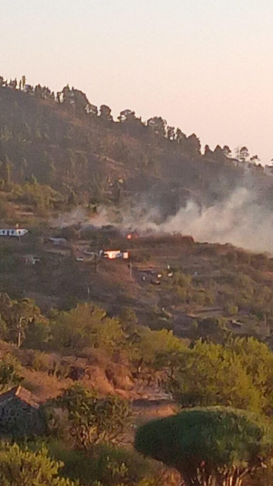Fuego declarado en Cueva de Agua este martes. Foto: Operativo contra incendios forestales La Palma