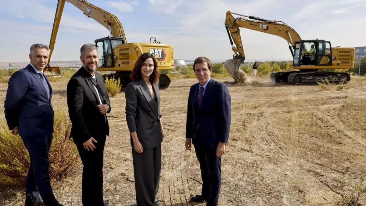 La presidenta de la Comunidad de Madrid, Isabel Díaz Ayuso, junto al alcalde de Madrid, José Luis Martínez-Almeida. A su lado, los consejeros autonómicos Carlos Novillo (izq.) y Miguel Ángel García Martín (derecha).