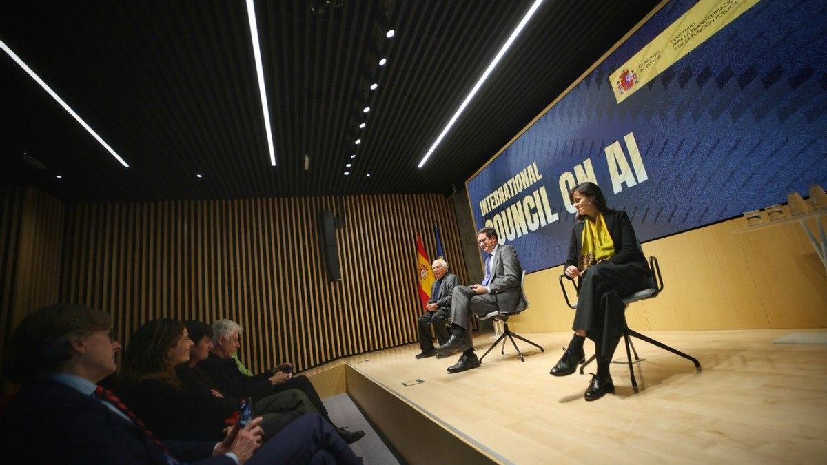 Carissa Véliz, en primer plano, durante la rueda de prensa tras la reunión de Consejo Asesor