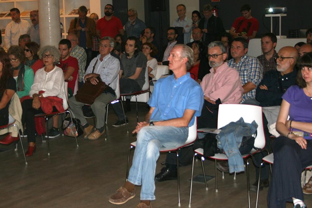 El público que se congregó en Las Naves pudo participar en el acto