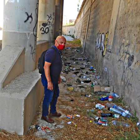 El portavoz de IU en Lorca, Pedro Sosa, en el cauce del río esta semana