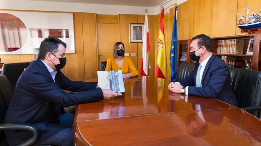 La consejera de Economía y Hacienda, María Sánchez, con los compradores de la Residencia La Pereda.