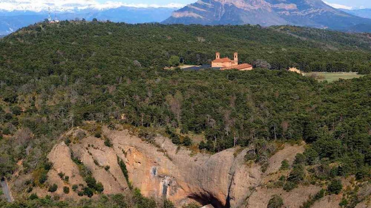 El incendio de Riglos amenaza la cuna del Reino de Aragón: San Juan de la Peña, en riesgo por el avance del fuego