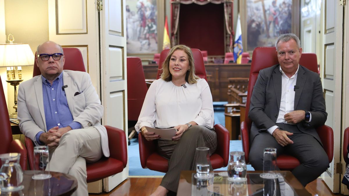 La presidenta del Parlamento canario, Astrid Pérez, junto a los portavoces de los grupos parlamentarios, Sebastián Franquis (GP Socialista Canario) y José Miguel Barragán (GP Nacionalista Canario) 