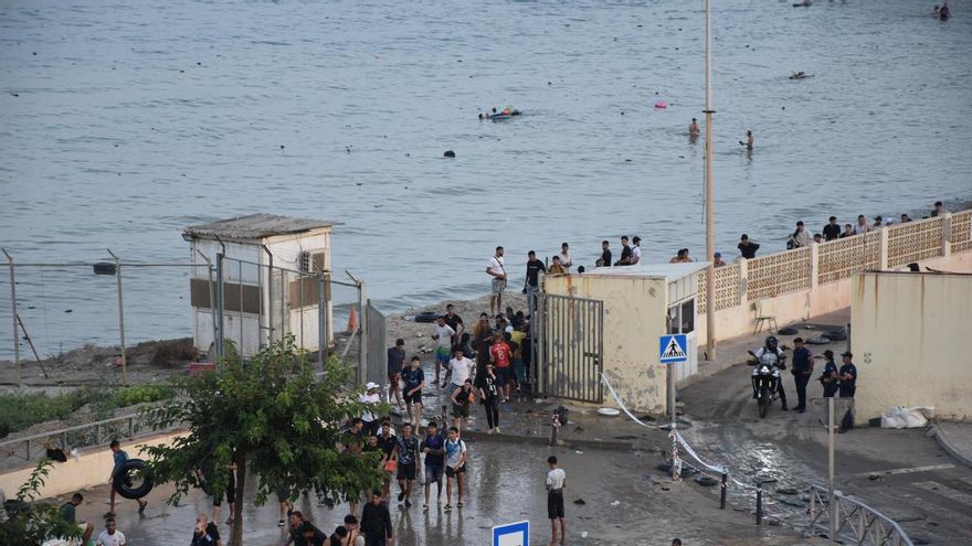 Varias personas llegan a España desde Marruecos, a 30 de julio de 2026, en Ceuta (España). Centenares de personas de origen magrebí han cruzado a lo largo del día de hoy de Ceuta desde Marruecos, a nado y por el espigón. En la última semana lo han hecho y