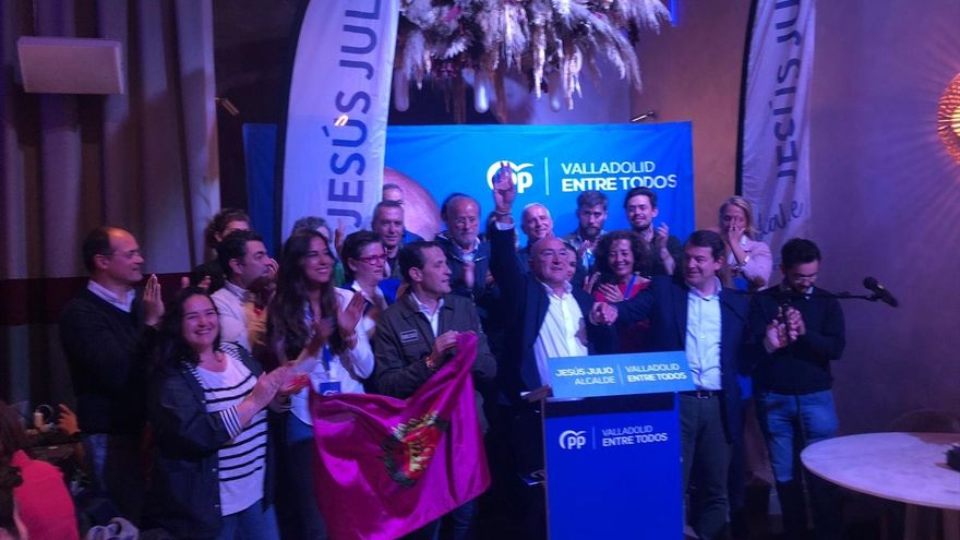 Jesús Julio Carnero y Alfonso Fernández Mañueco tras la victoria electoral del 28 de mayo