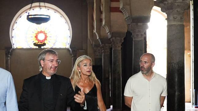 El deán-presidente del Cabildo Catedralicio de Córdoba junto a la consejera de Cultura y el delegado de Cultura.