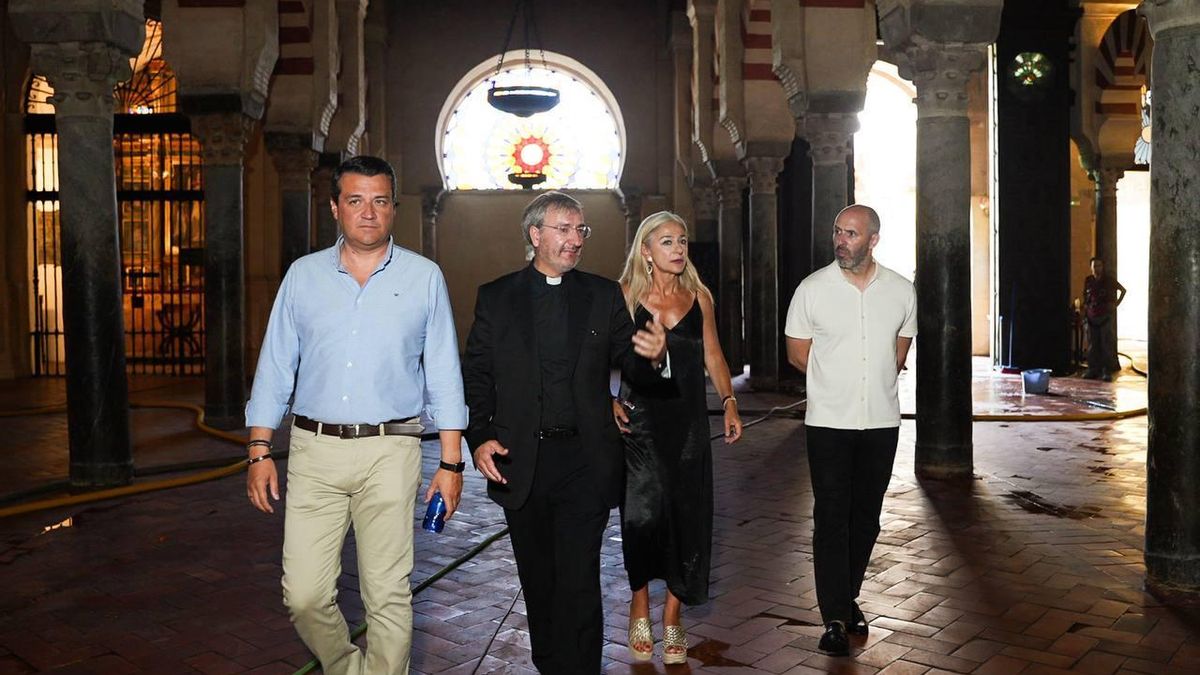 El deán-presidente del Cabildo Catedralicio de Córdoba junto al alcalde, la consejera de Cultura y el delegado de Cultura.