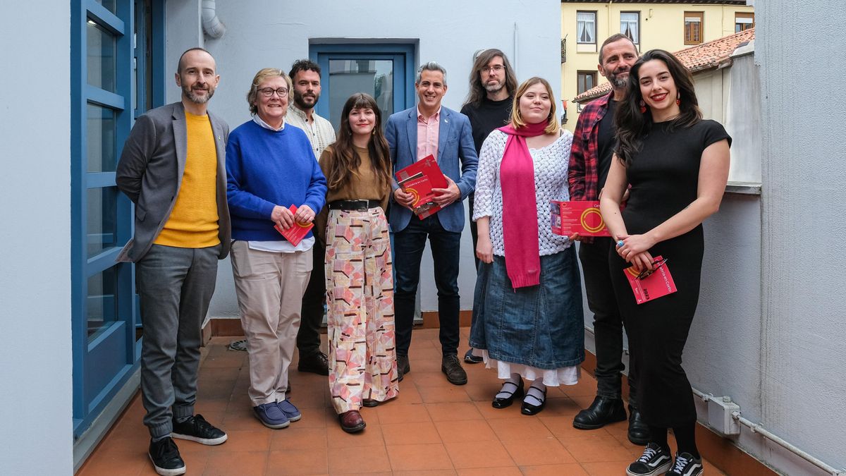 El vicepresidente y consejero de Universidades, Igualdad, Cultura y Deporte, Pablo Zuloaga, presenta el catálogo de cortometrajes ‘Cantabria en Corto 2023’
