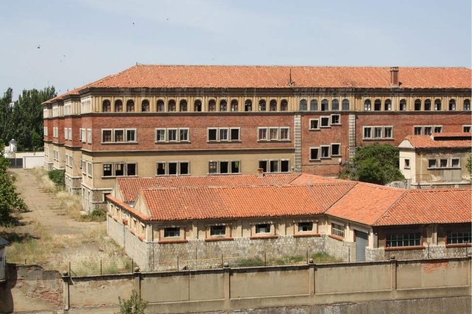 Cuartel militar de Almansa en León, semi abandonado y sin construir la vivienda 'asequible' prometida.