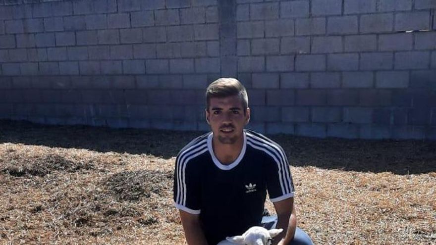 El veinteañero de Tarragona que dejó el mar para criar 800 ovejas en un pueblo aragonés de 100 habitantes