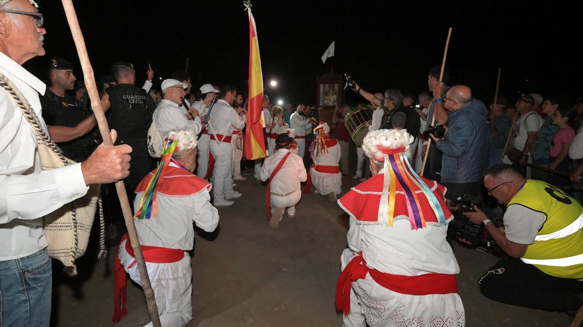 Miles de personas han participado este sábado en El Hierro en la Bajada de la Virgen de Reyes que transcurre durante 28 kilómetros desde su ermita en La Dehesa hasta Valverde, capital de la isla. Tocadores y bailarines acompañan la imagen de la Virgen durante su trayecto.