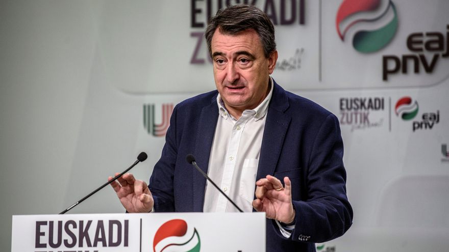 El portavoz del PNV en el Congreso, Aitor Esteban, hace declaraciones con motivo del Día de la Constitución Declaraciones del portavoz del PNV Aitor Esteban por el Día de la Constitución. EFE/JAVIER ZORRILLA