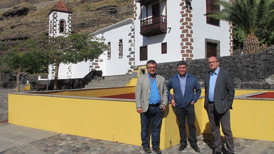 De izquierda a derecha: Primitivo Jerónimo,  Gabriel Henríquez (arquitecto) y Anselmo Pestana, en el entorno del santuario de la Virgen de las Angustias.