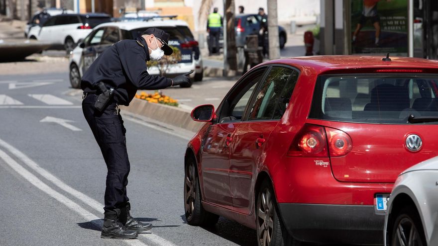 Un agente de policía detiene un vehículo en una calle de la localidad granadina de Motril durante un control del confinamiento. EFE/Paquet/Archivo