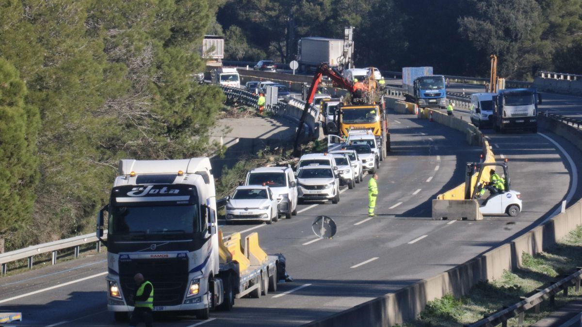 La autopista AP-7 vuelve a cerrar al tráfico en sentido sur en Gelida por las obras en el talud derrumbado