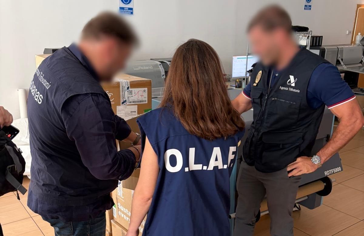 Desmanteladas dos naves de falsificación de camisetas del Mundial de Fútbol en Getafe y Humanes de Madrid